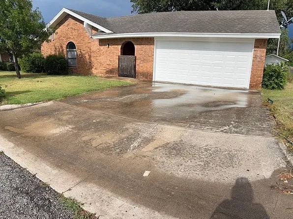 134 N 11th St, Jacksboro, TX 76458