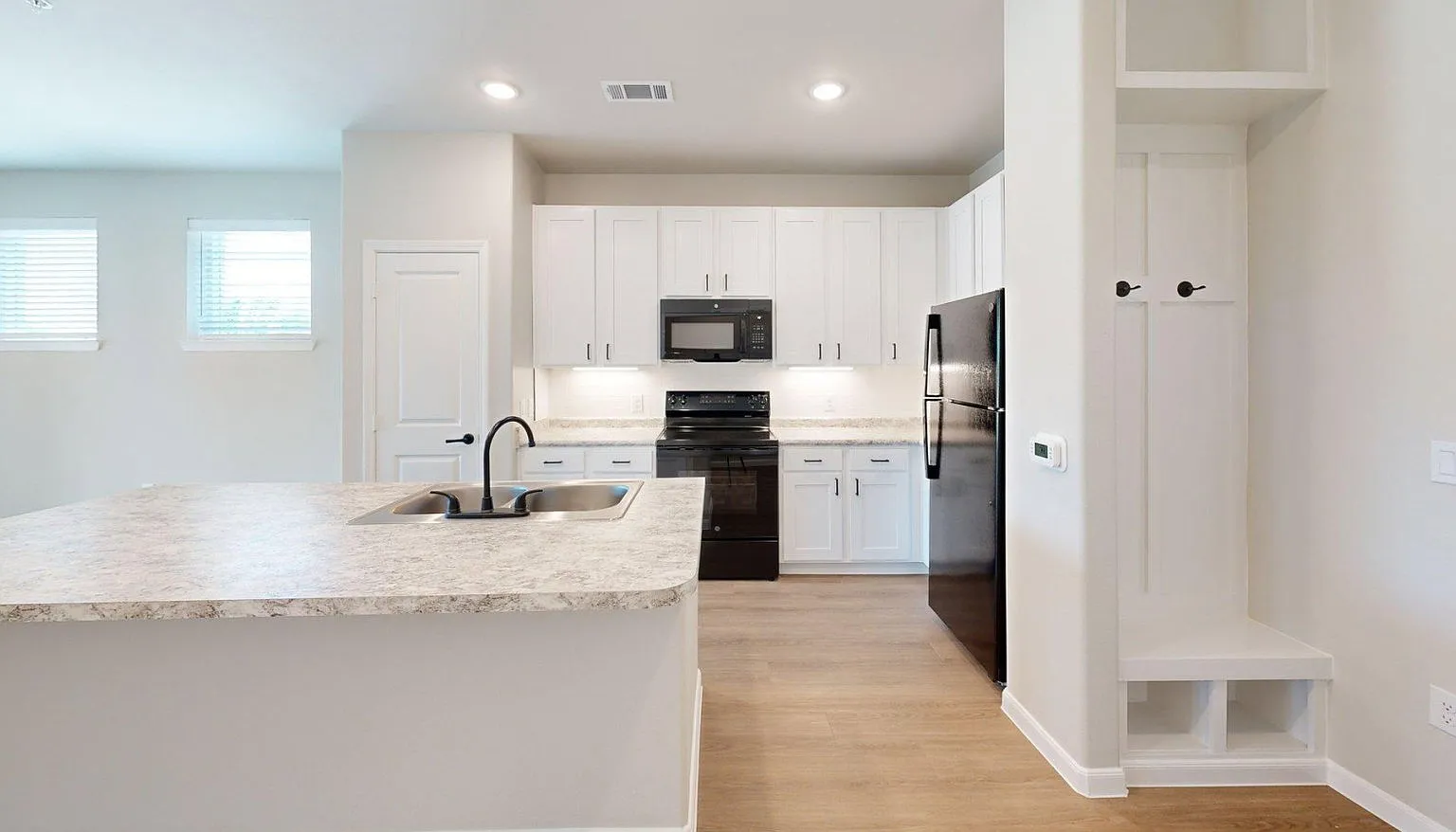 1 bed, 1.0 bath, 725 sqft, $1,410 — Photo 1