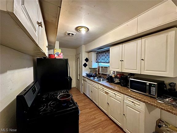 5th image of 95 Eliot Ln