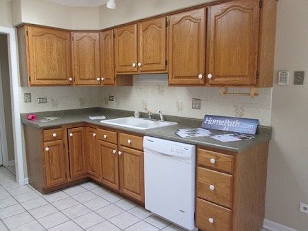 3rd image of 625 Hawthorne Ln