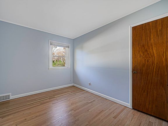5th image of 19 Argonne Rd E