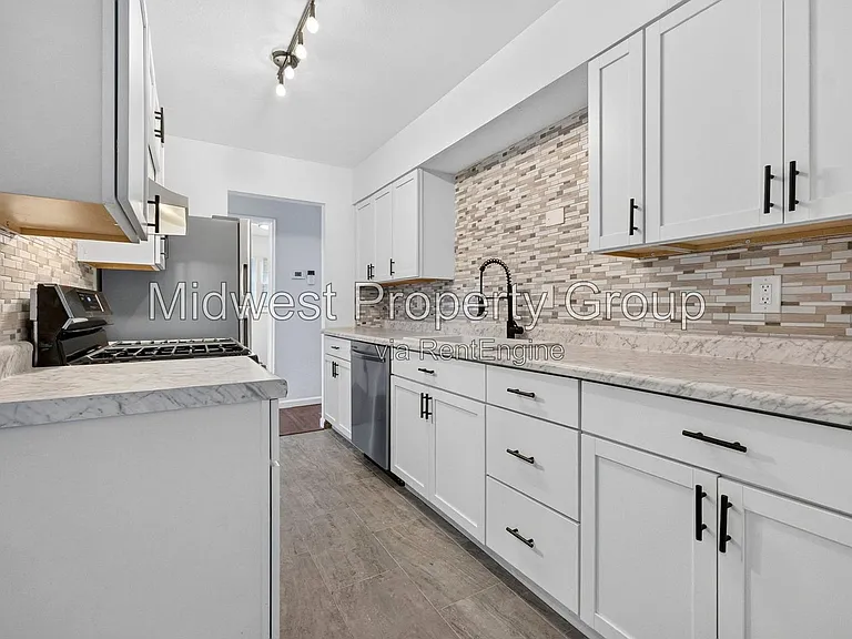 338 Lancashire Rd — Photo 2