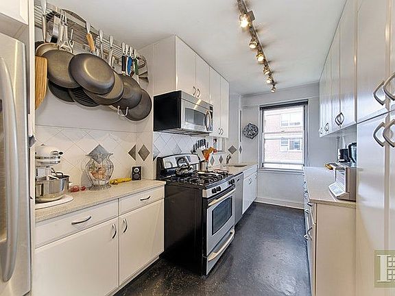 3rd image of 570 Grand St Unit J1004