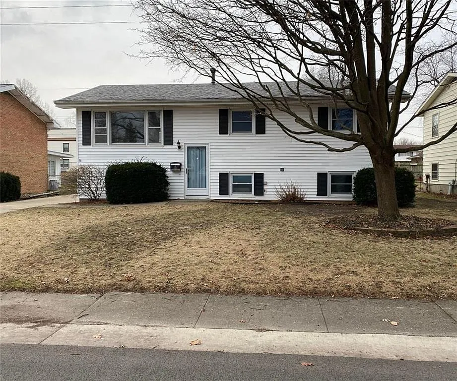 325 Southampton Dr photo 1