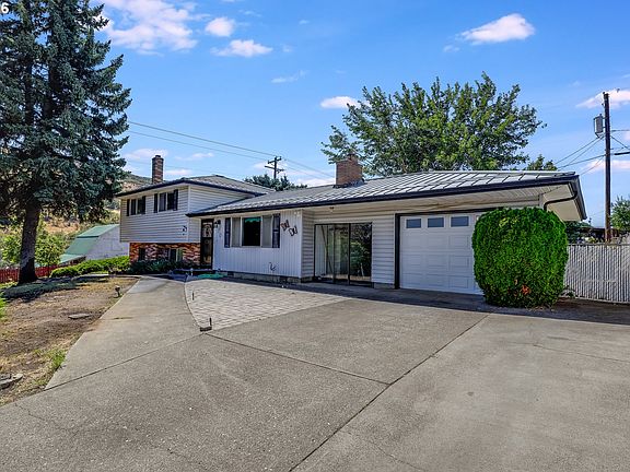 3rd image of 1004 Maple St W