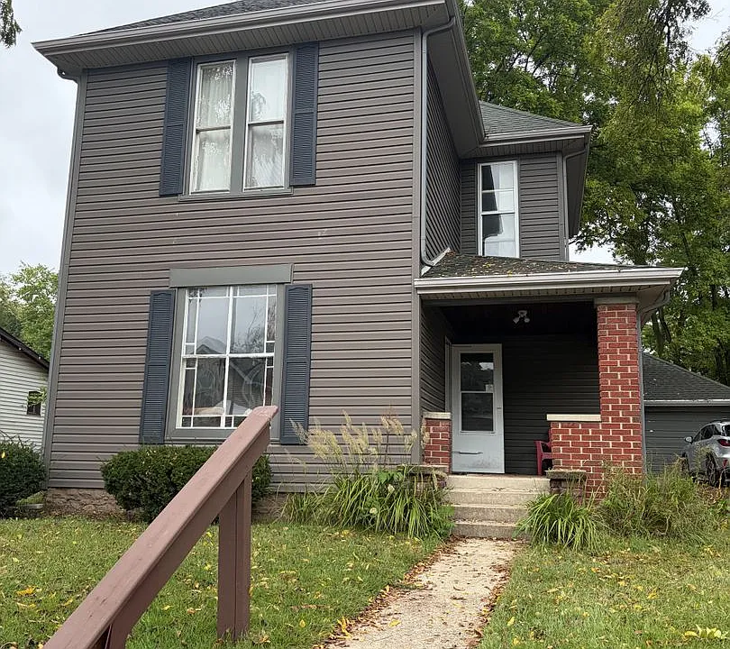 112 E Oak St