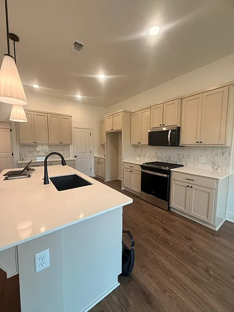 3 bed, 1768 sqft, $2,600 — Photo 3