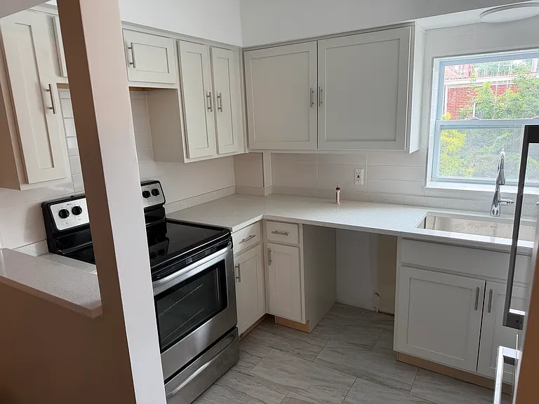 900 Forest Ave — Photo 4