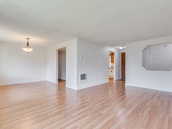 4th image of 307 SE 150th Ct