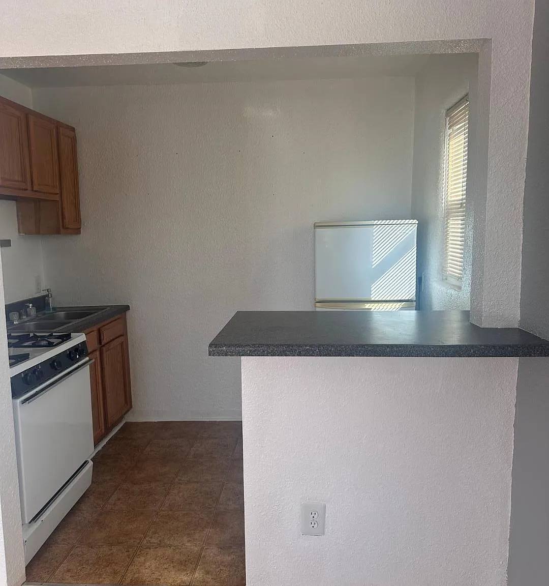 1 bed, 1.0 bath, 400 sqft, $750 — Photo 2