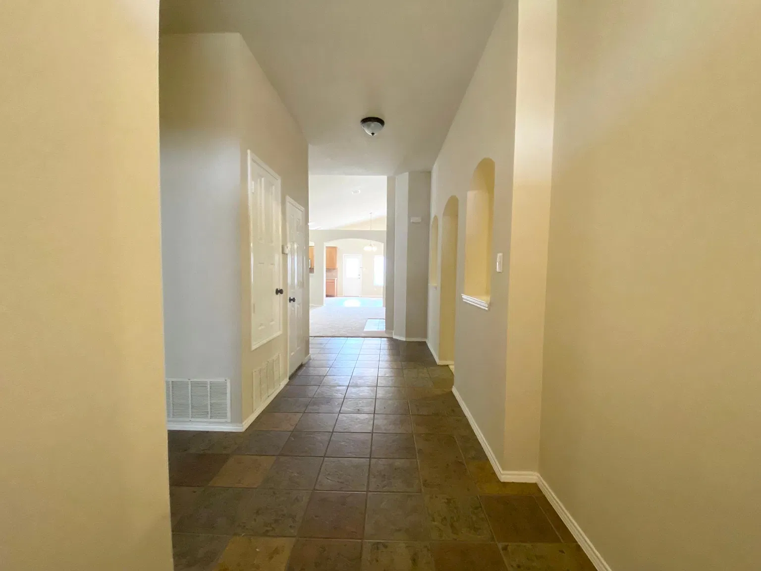 3 bed, 2144 sqft, $2,500 — Photo 3