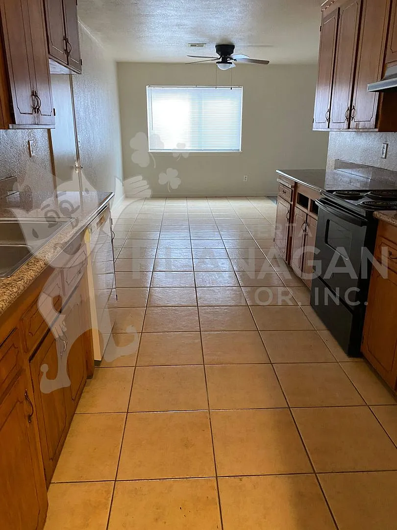 3 bedroom/2 bathroom home — Photo 2