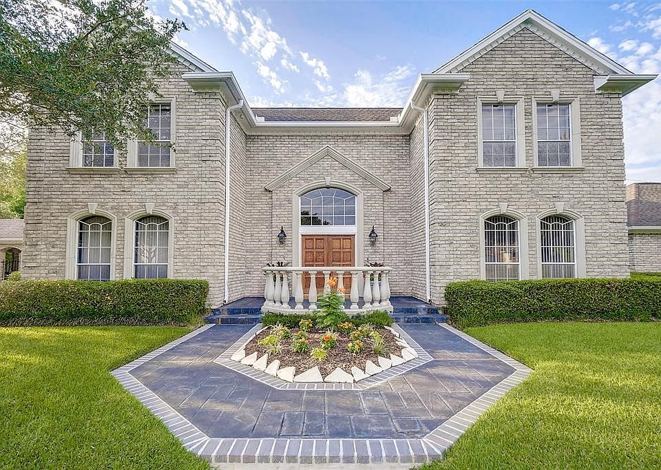 Impressive Entry of the "C "Castle!  Welcome to 8318 Summit Place in Frontenac! Why not S-P-R-E-A-D-O-U-T? Living space with 5,465 sq ft,  with 6+ bedrooms, 5.5 baths and 3 car oversize garage!