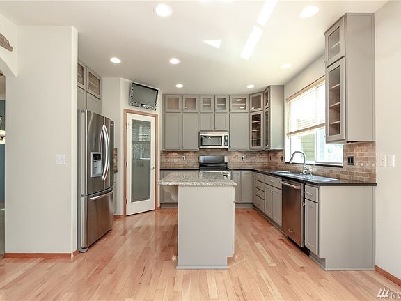 5th image of 8212 68th Ave E