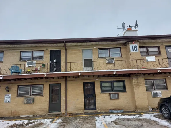 16 King Arthur Ct APT 16, Melrose Park, IL 60164