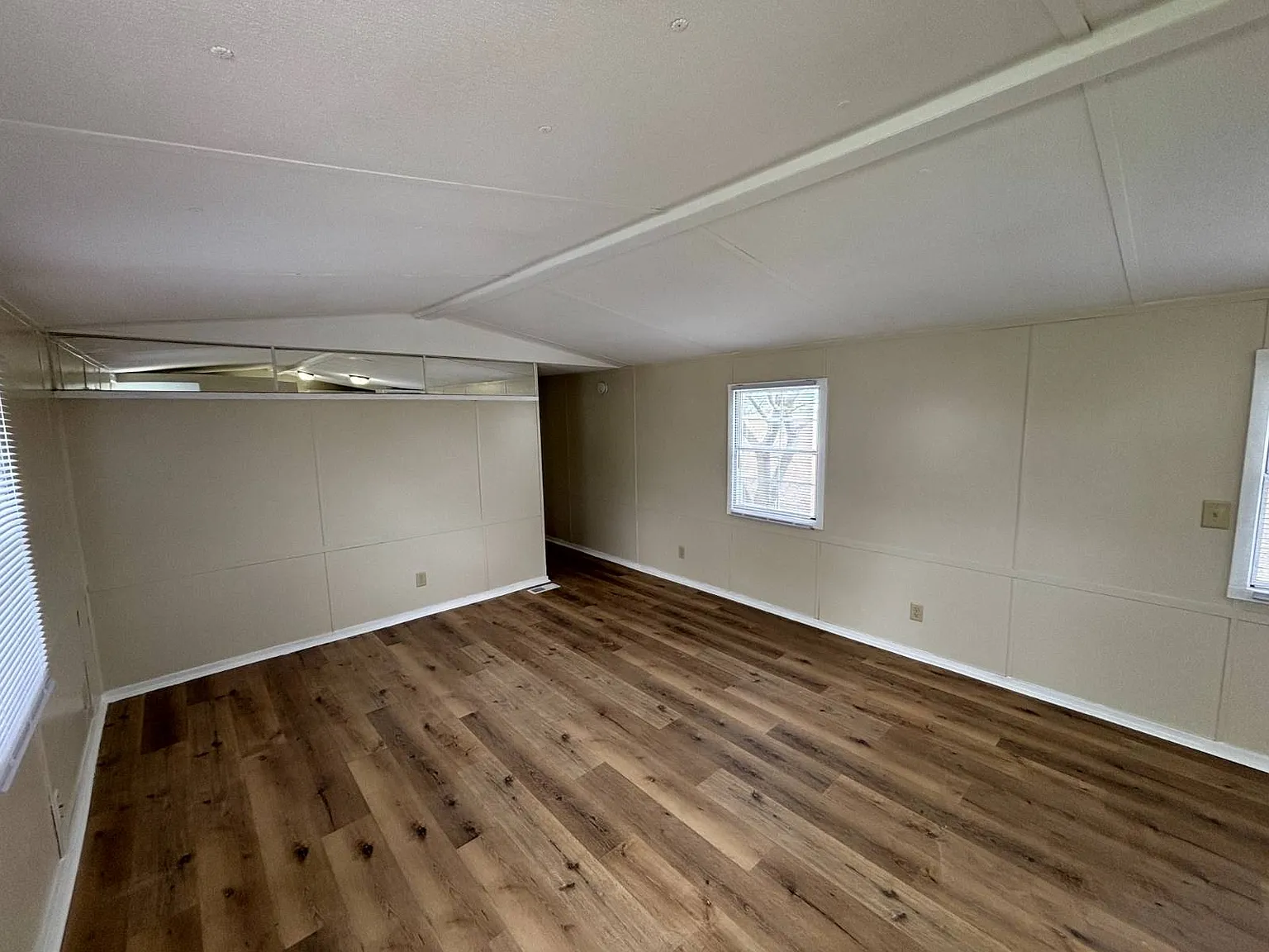 2 bed, 1.0 bath, 728 sqft, $849 — Photo 2