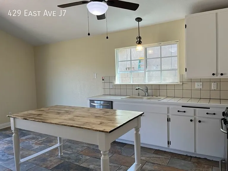 429 E Avenue J7 — Photo 5