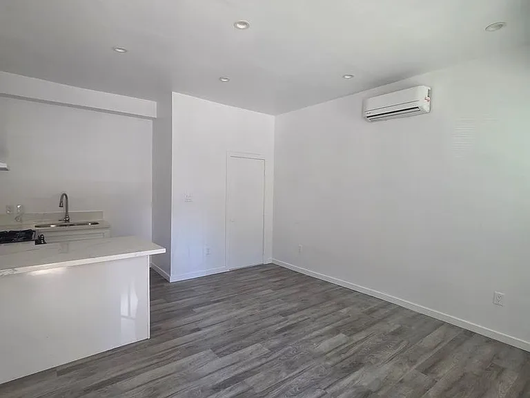 324 E Esther St — Photo 13