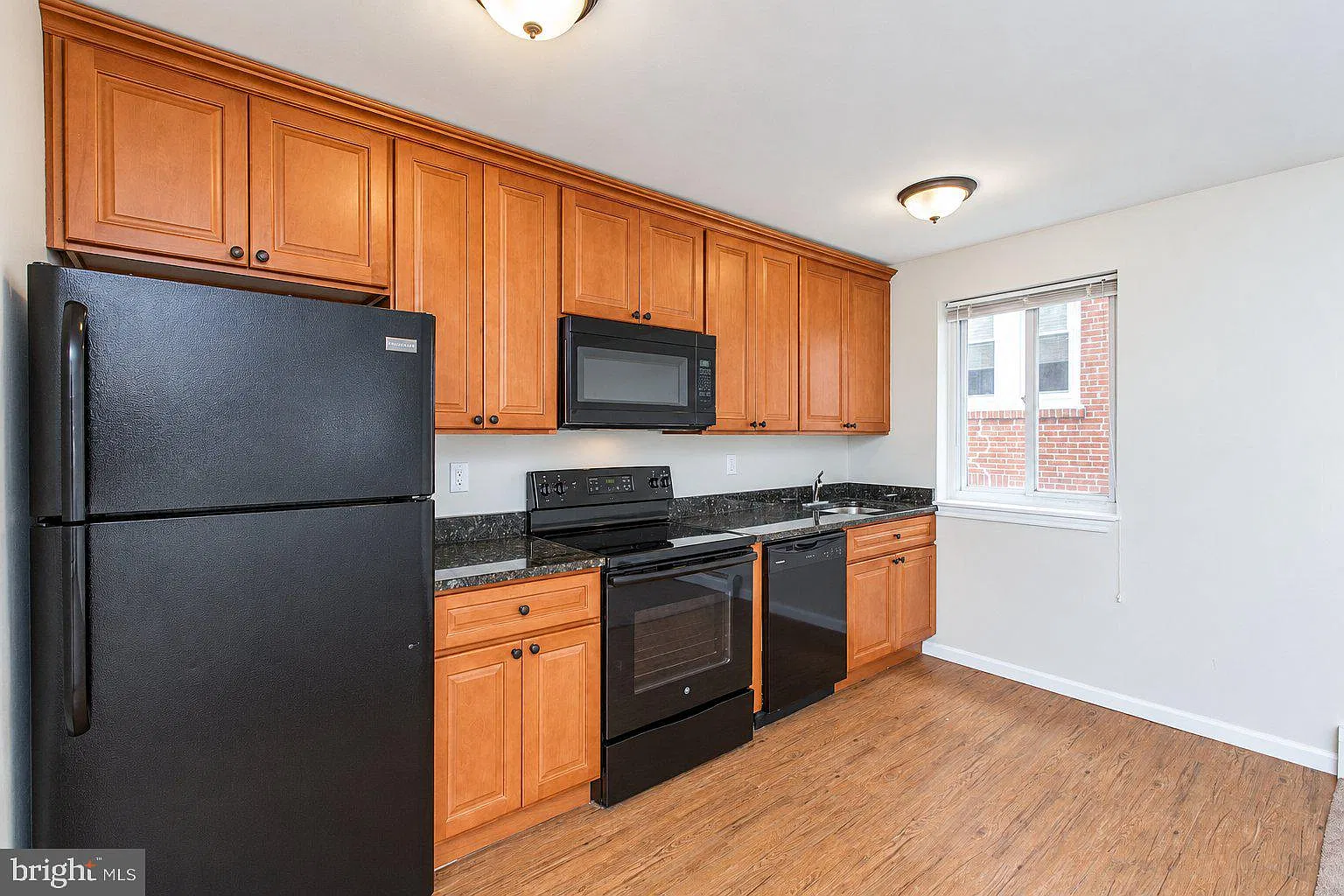 2 bed, 1.0 bath, 916 sqft, $1,825 — Photo 3