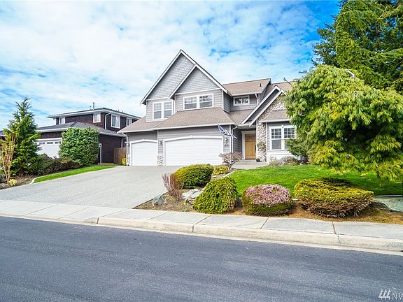 Great curb appeal front and back!