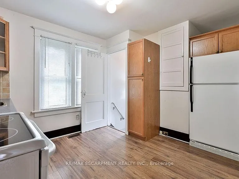 311 Queen St S — Photo 31