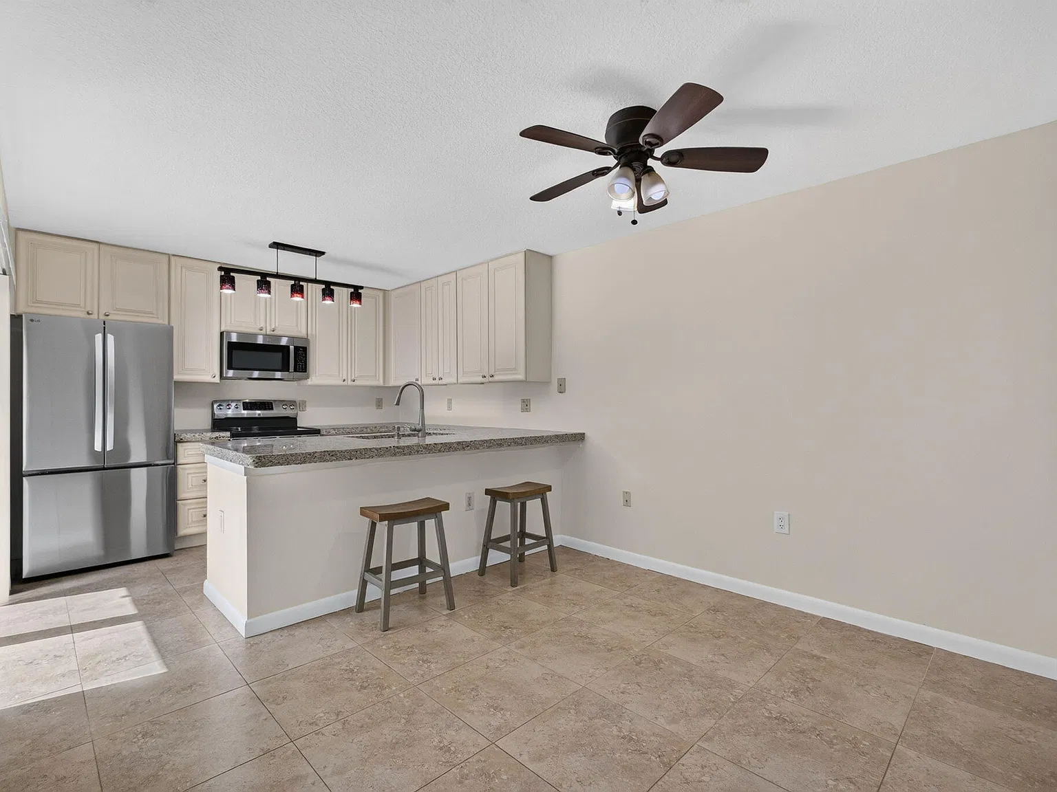 2 bed, 2.5 bath, 1236 sqft, $3,350 — Photo 4