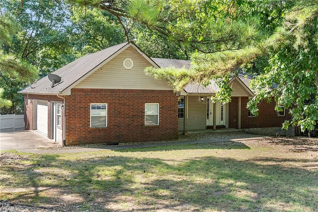 3 bed, 1985 sqft, $1,600 — Photo 1
