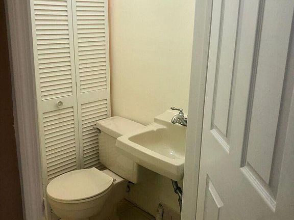 2nd image of 32 Lexington Ln