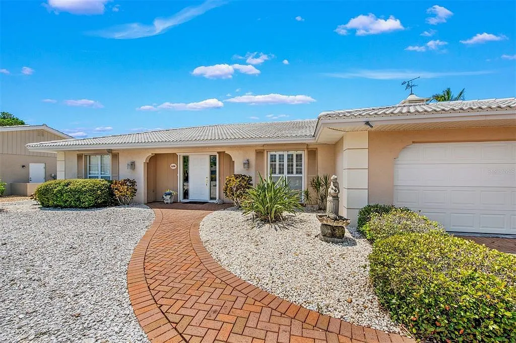 3 bed, 2.0 bath, 1947 sqft, $7,500 — Photo 3