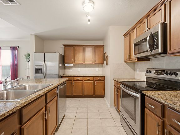 5th image of 800 Amber St