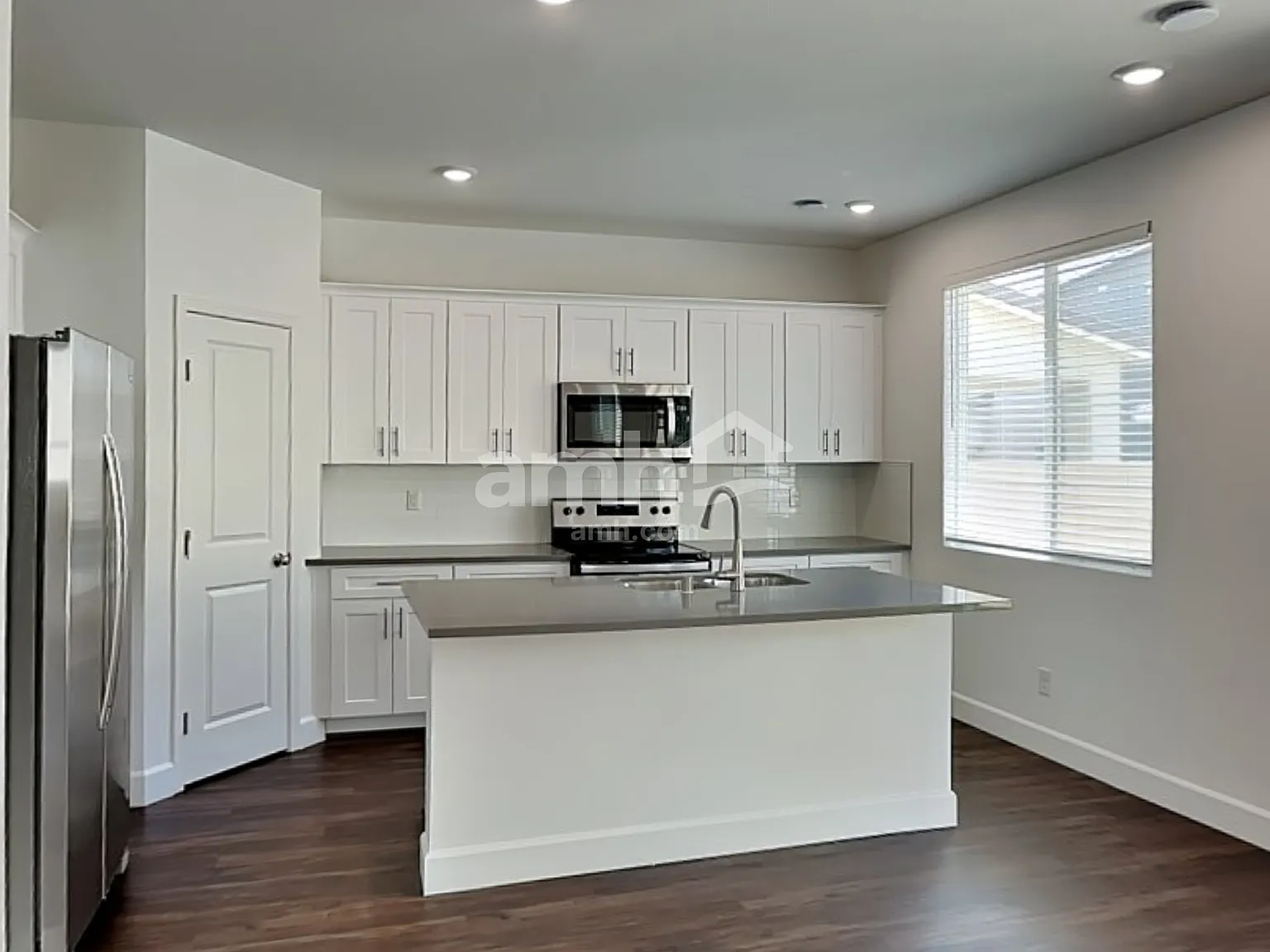 3 bed, 2.5 bath, 1845 sqft, $2,410 — Photo 3