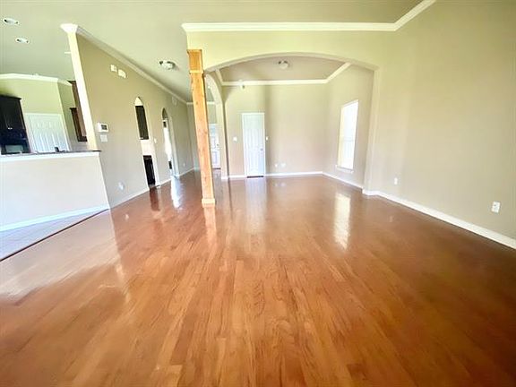 3rd image of 629 Sydney Ln