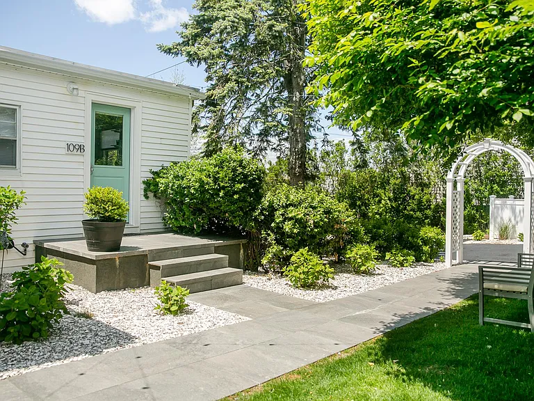 109B Aquidneck Ave — Photo 1