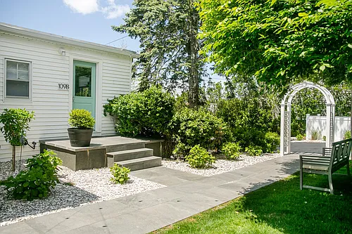 109B Aquidneck Ave Photo 1