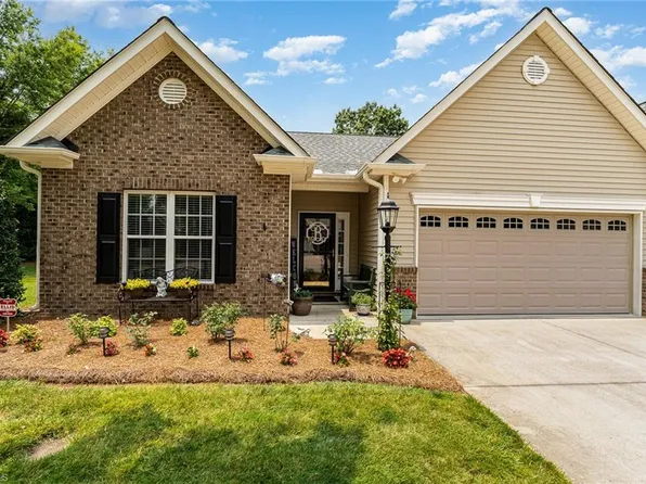 1594 Langdon Village Dr, Clemmons, NC 27012