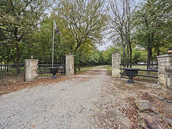 2nd image of 464 Oak Hill Rd