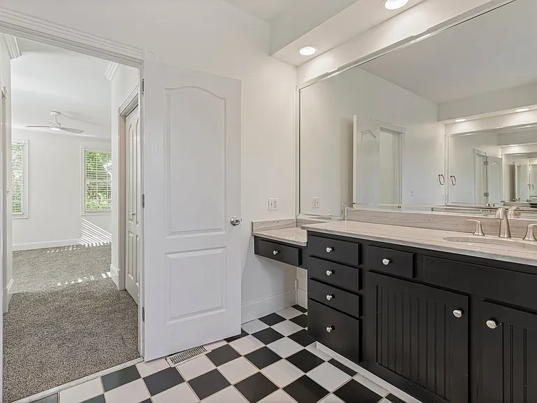 604 Clayborne Ct — Photo 23