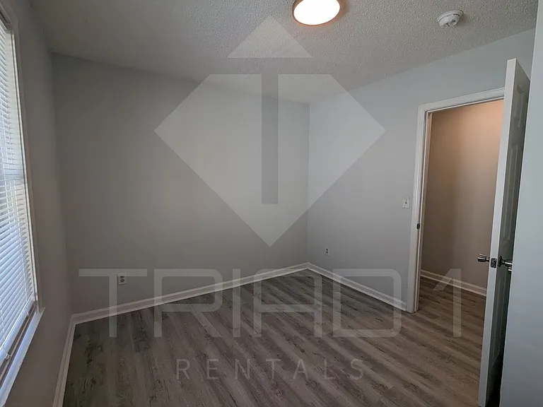 1001 E Bragg St — Photo 19
