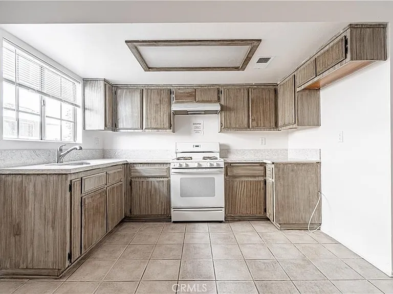 415 W Center St — Photo 10