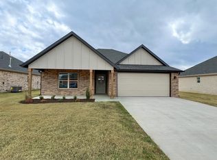 765 Woodplains Ave, Tontitown, AR 72762