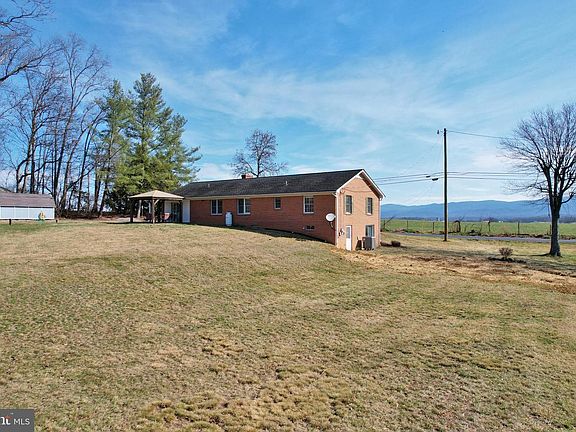 4th image of 472 Honeysuckle Rd