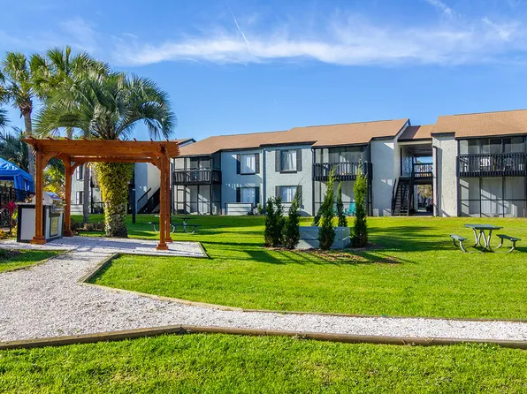 The Oaks on Monument