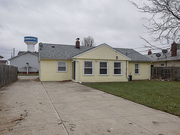 3rd image of 996 Orange St