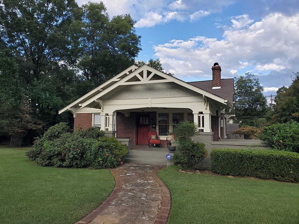 1st image of 902 N Wood Ave