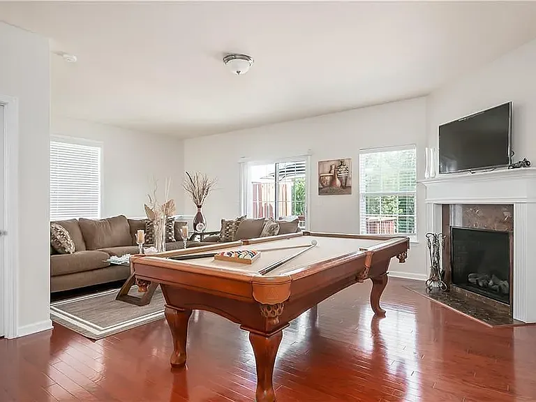 910 Society Cir SW — Photo 1