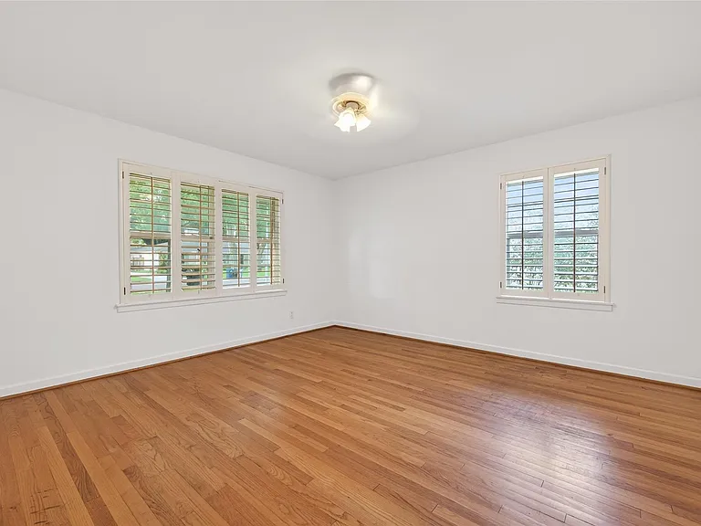 5643 Piping Rock Ln — Photo 32