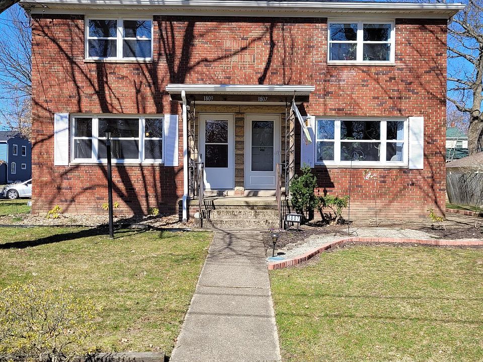 Front of duplex. 1809 is on the left.