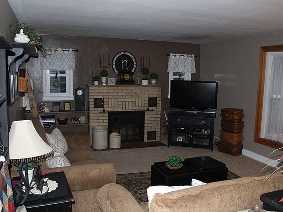 Living room
						:
						Huge bay window