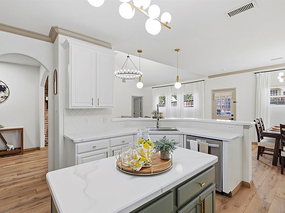3rd image of 601 Cresthaven Dr