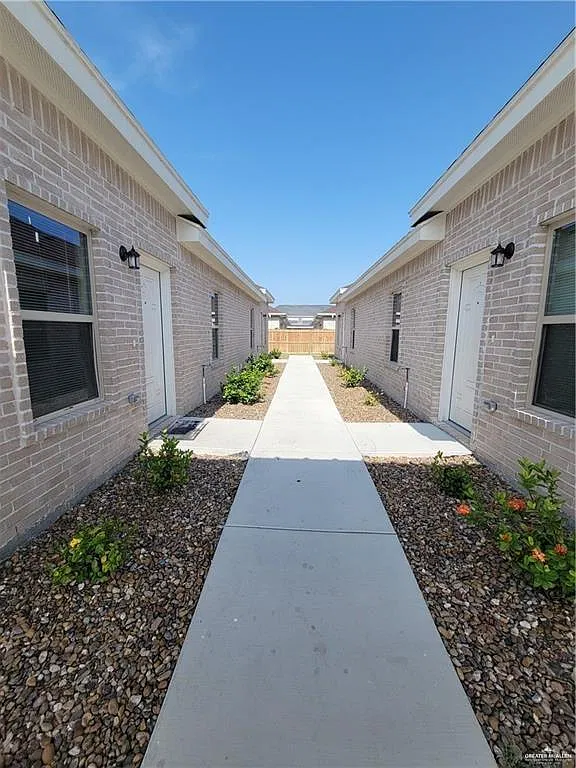 2 bed, 2.0 bath, 3960 sqft, $925 — Photo 3